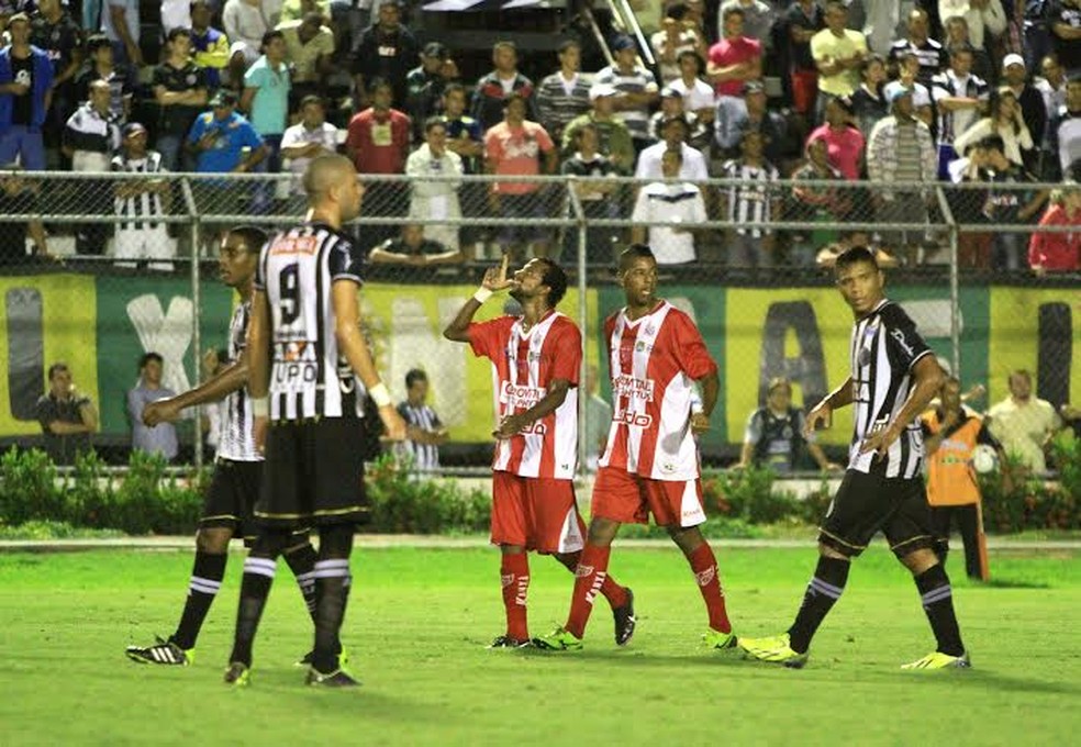 Diego Rosa comemora o gol do CRB na vitória contra o ASA no Brasileiro de 2014 — Foto: Ailton Cruz/ Gazeta de Alagoas