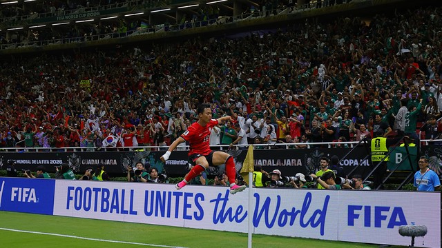 Oh Hyeongyu comemora o segundo gol da Coreia do Sul sobre a República Tcheca
