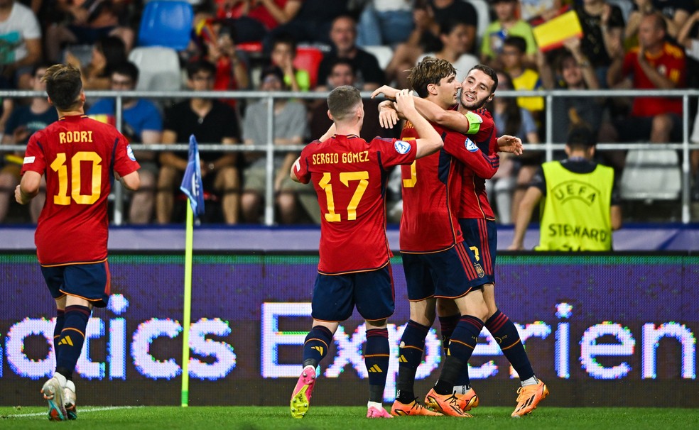 Espanha 2 x 3 Inglaterra: English Team massacra no primeiro tempo, cede  espaços após intervalo, mas vence duelo