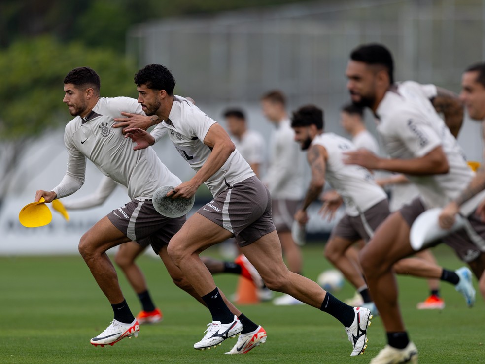 Jogadores do Corinthians em treino no CT Joaquim Grava