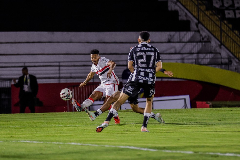 Gabriel Inocêncio em ação pelo Botafogo-SP