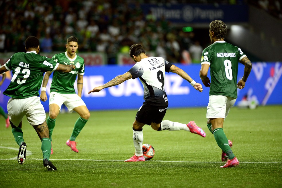 Yuri Alberto chuta para marcar o gol da vitória do Corinthians contra o Palmeiras — Foto: Marcos Ribolli
