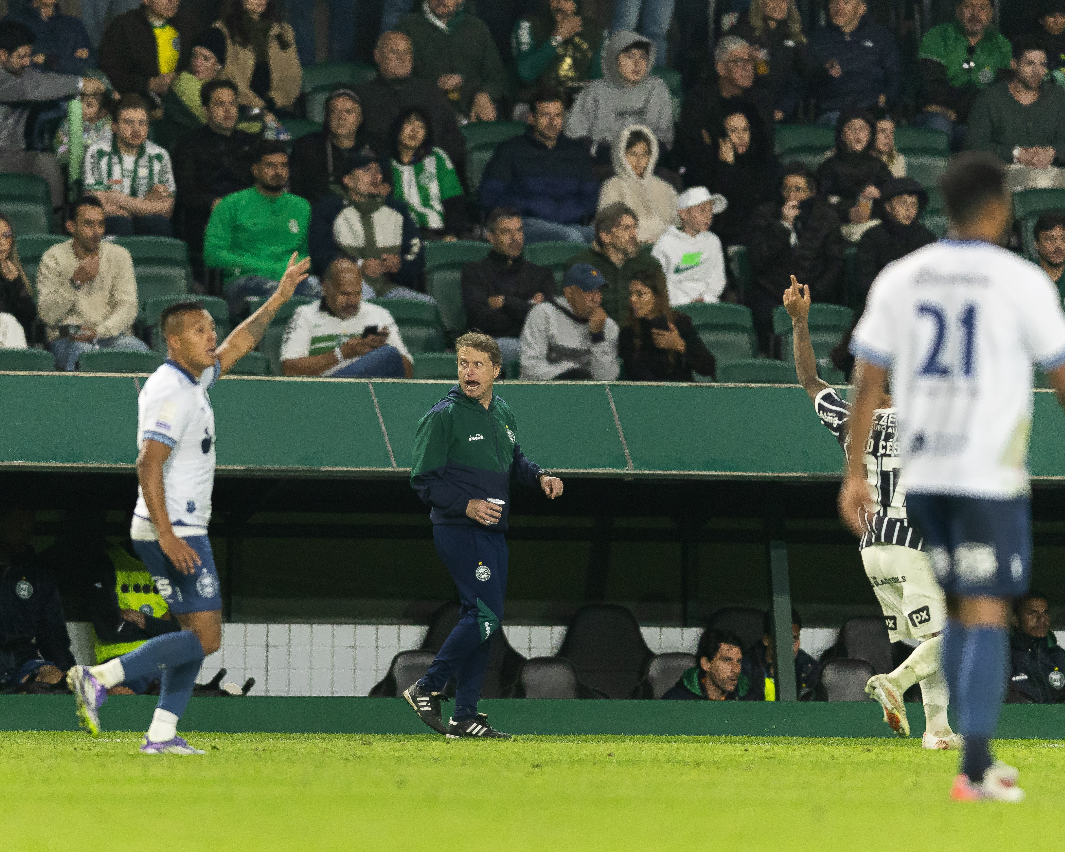 Seabra não esquece erros de arbitragem após vitória do Coritiba