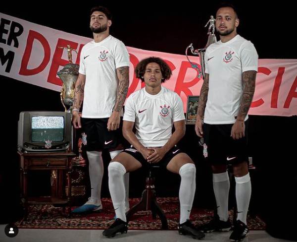 Corinthians lança camisas inspiradas na Democracia Corinthiana