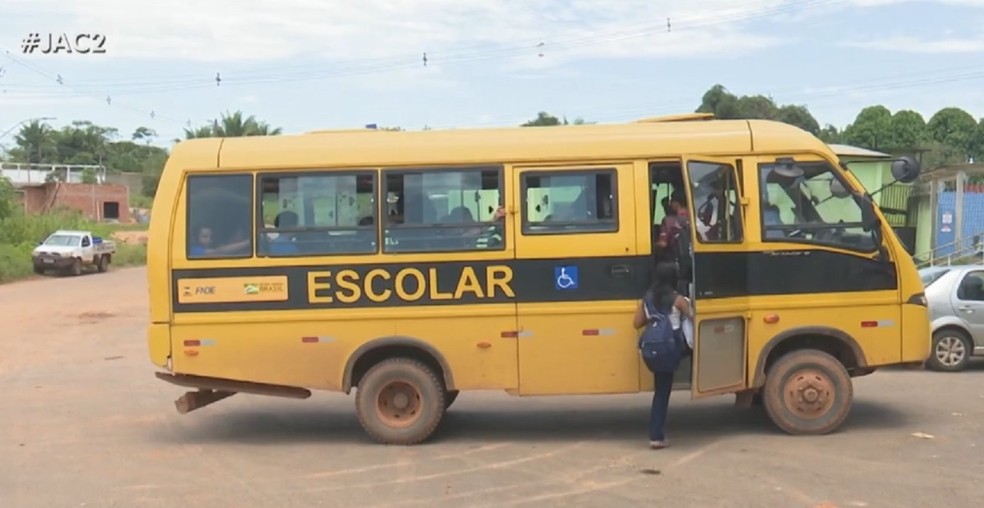 Iandra Reis usa transporte escolar para se deslocar para treinos — Foto: Reprodução/Rede Amazônica Acre