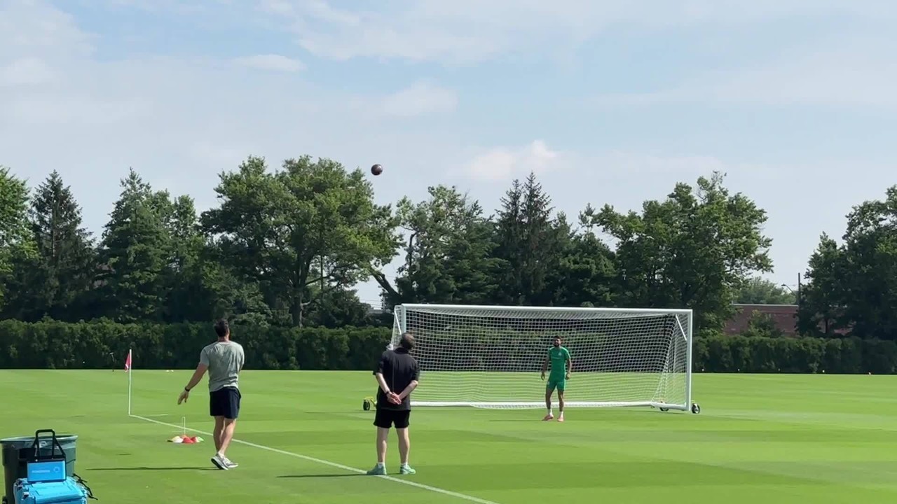 Flaco assume posição de quarterback em treino do Palmeiras, encontrando jogador dos Eagles.