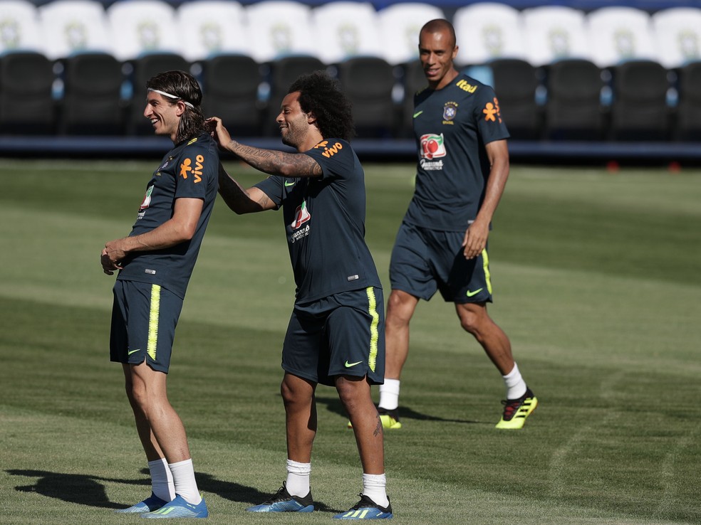 Marcelo e Filipe Luís no treino da seleção brasileira — Foto: André Mourão/MoWA Press