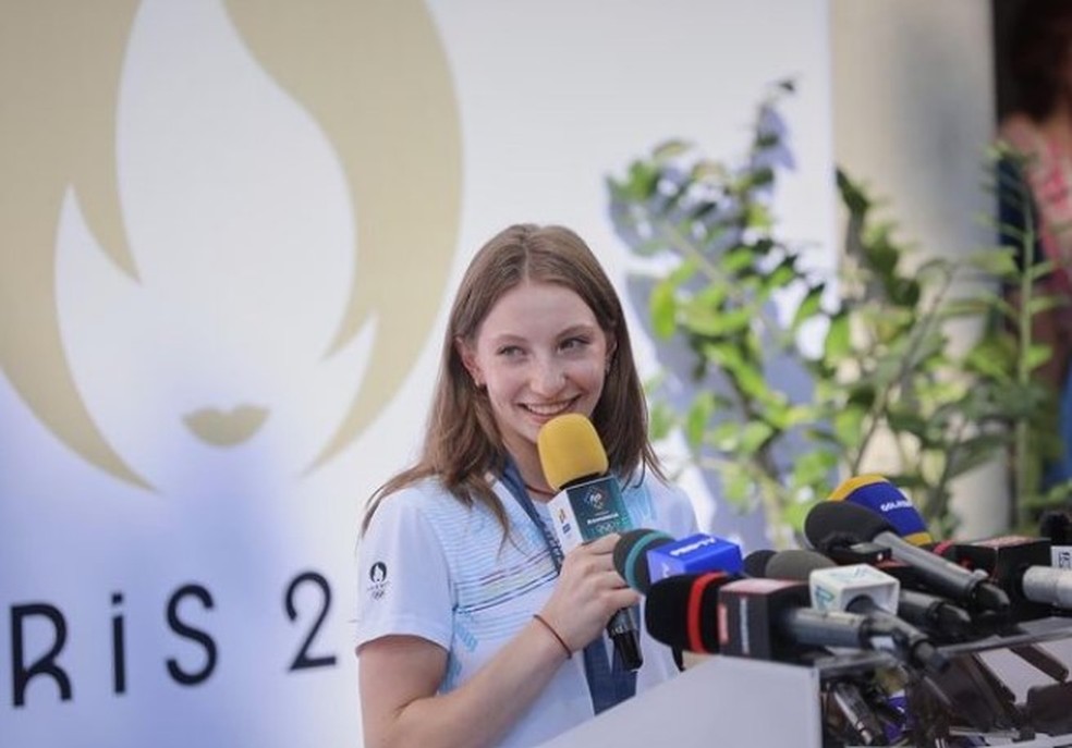 Ginasta romena Ana Barbosu recebe medalha de bronze e concede entrevista — Foto: Federação Romena de Ginástica