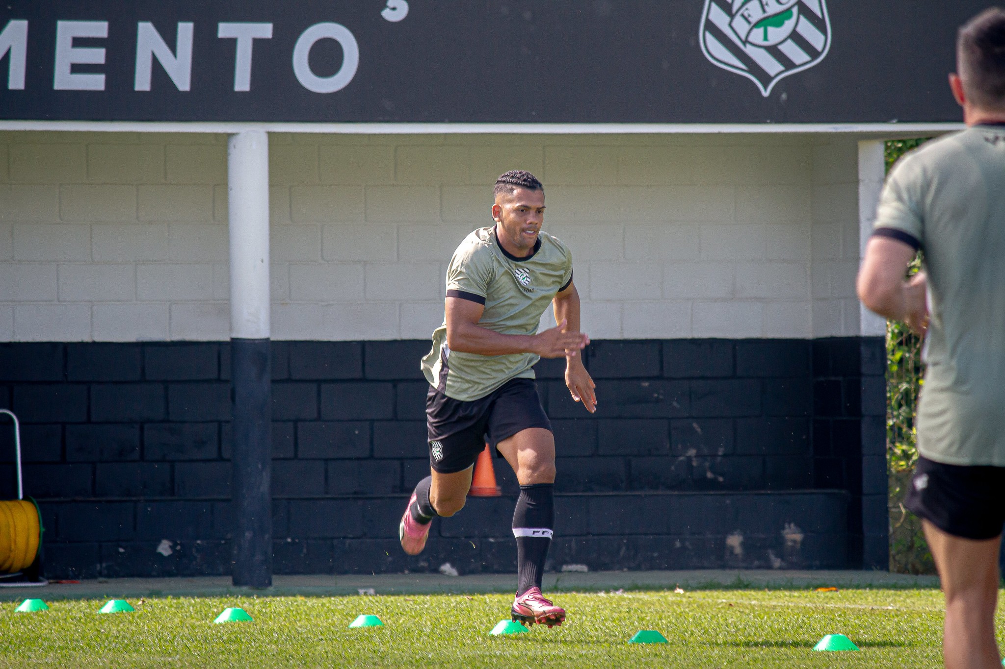 Figueirense renova contrato com Jhony Douglas e Rafinha Potiguar