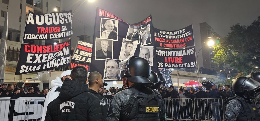 Protesto de torcedores do Corinthians em frente ao Parque São Jorge — Foto: Yago Rudá
