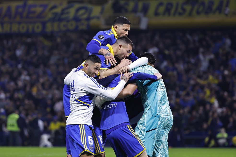 Jogadores do Boca Juniors comemoram com goleiro Romero classificação nos pênaltis contra Nacional — Foto: Juan Ignacio Roncoroni/EFE