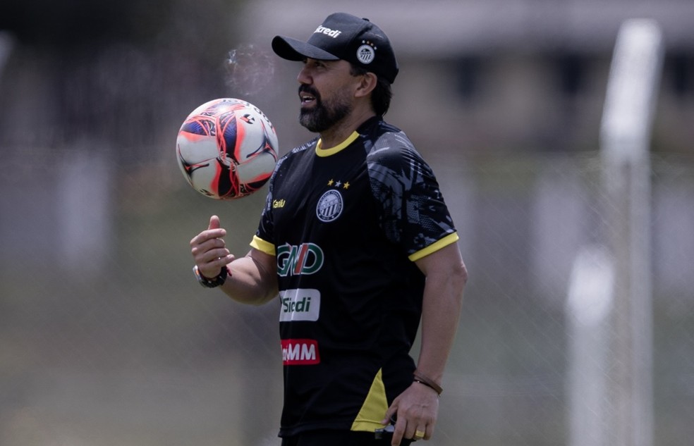 Luizinho Lopes, técnico do Operário-PR — Foto: André Jonsson/OFEC