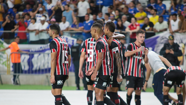 Jogadores do São Paulo comemoram gol contra o Águia de Marabá