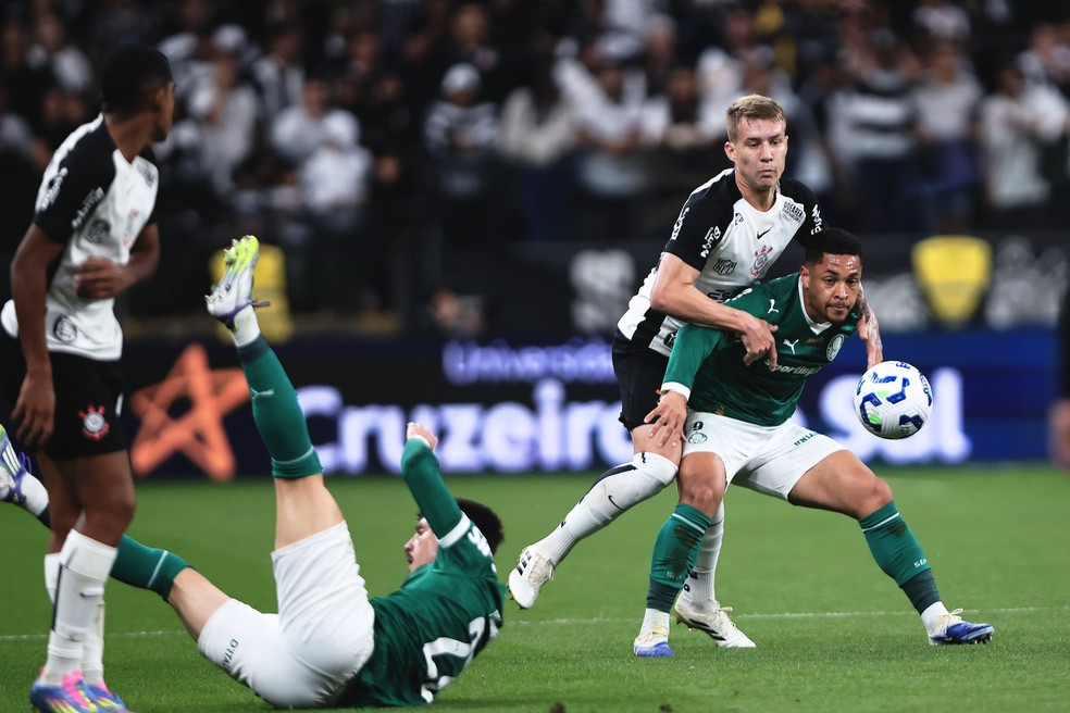 Charles e Vitor Roque em Corinthians x Palmeiras — Foto: Ettore Chiereguini/AGIF