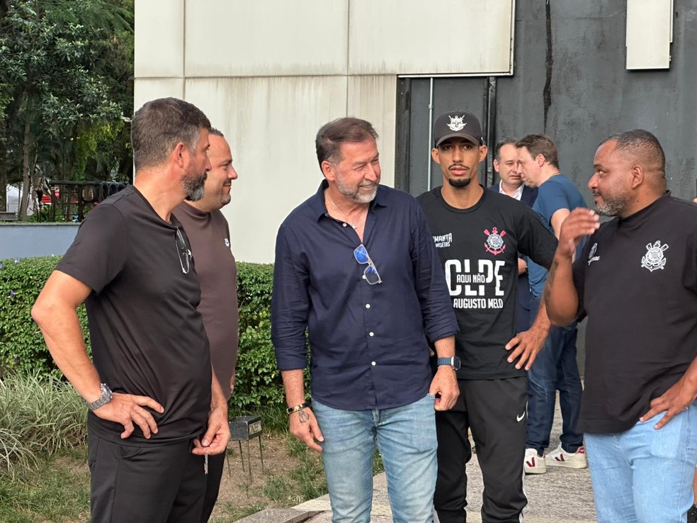 Augusto Melo caminha no Parque São Jorge ao lado de alguns de seus apoiadores políticos — Foto: Bruno Cassucci