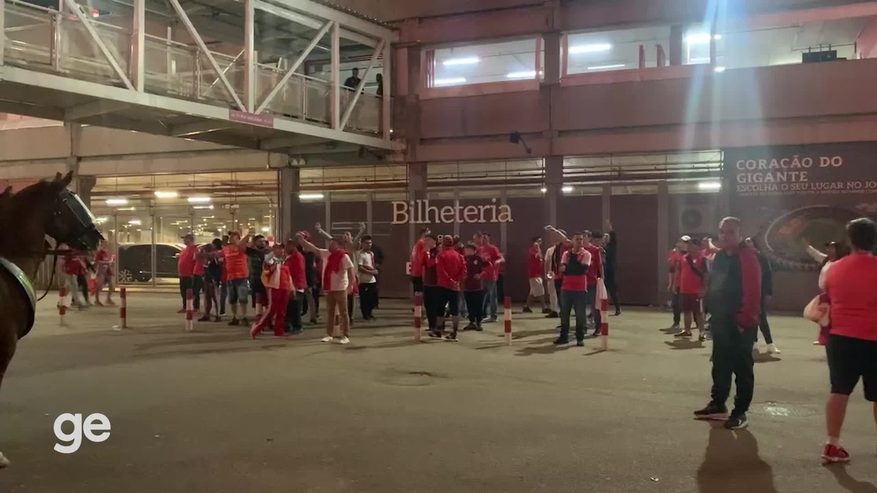 Torcida do Internacional protesta no Beira Rio após eliminação na Copa Sul-Americana