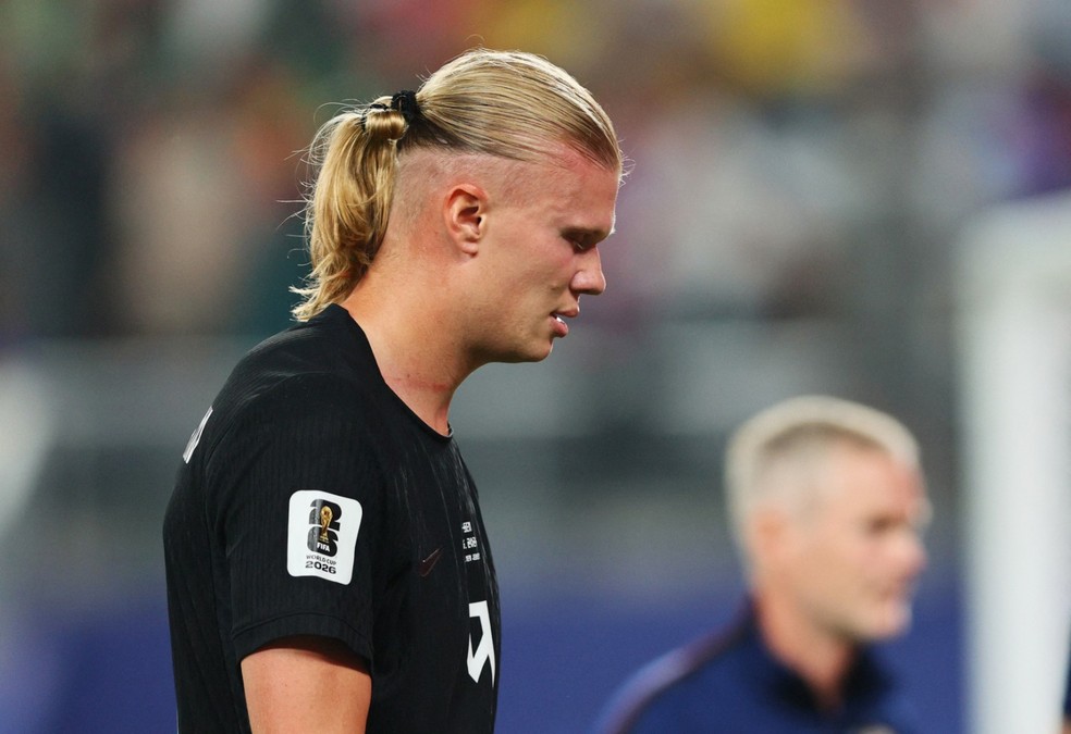 Haaland combina o elástico preto com o uniforme all black da Noruega — Elástico de cabelo Haaland
