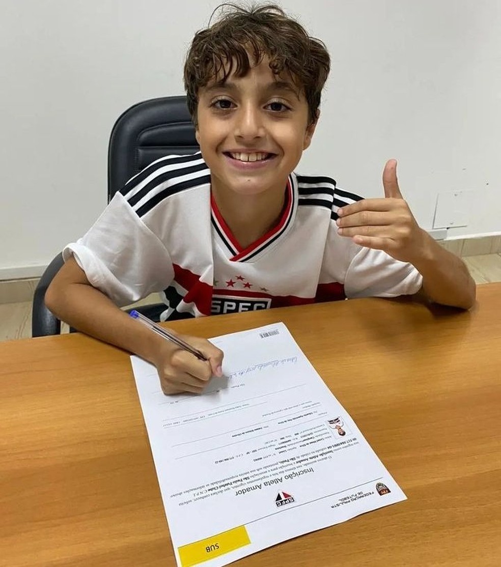 Lionel Messi, 10 anos, assina vínculo federativo com o São Paulo — Foto: Reprodução/Internet