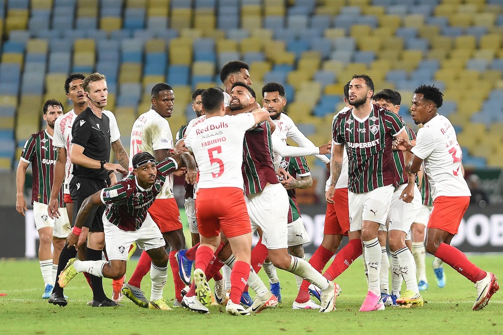Confus�o generalizada em Fluminense x Bragantino � Foto: Alexandre Dur�o