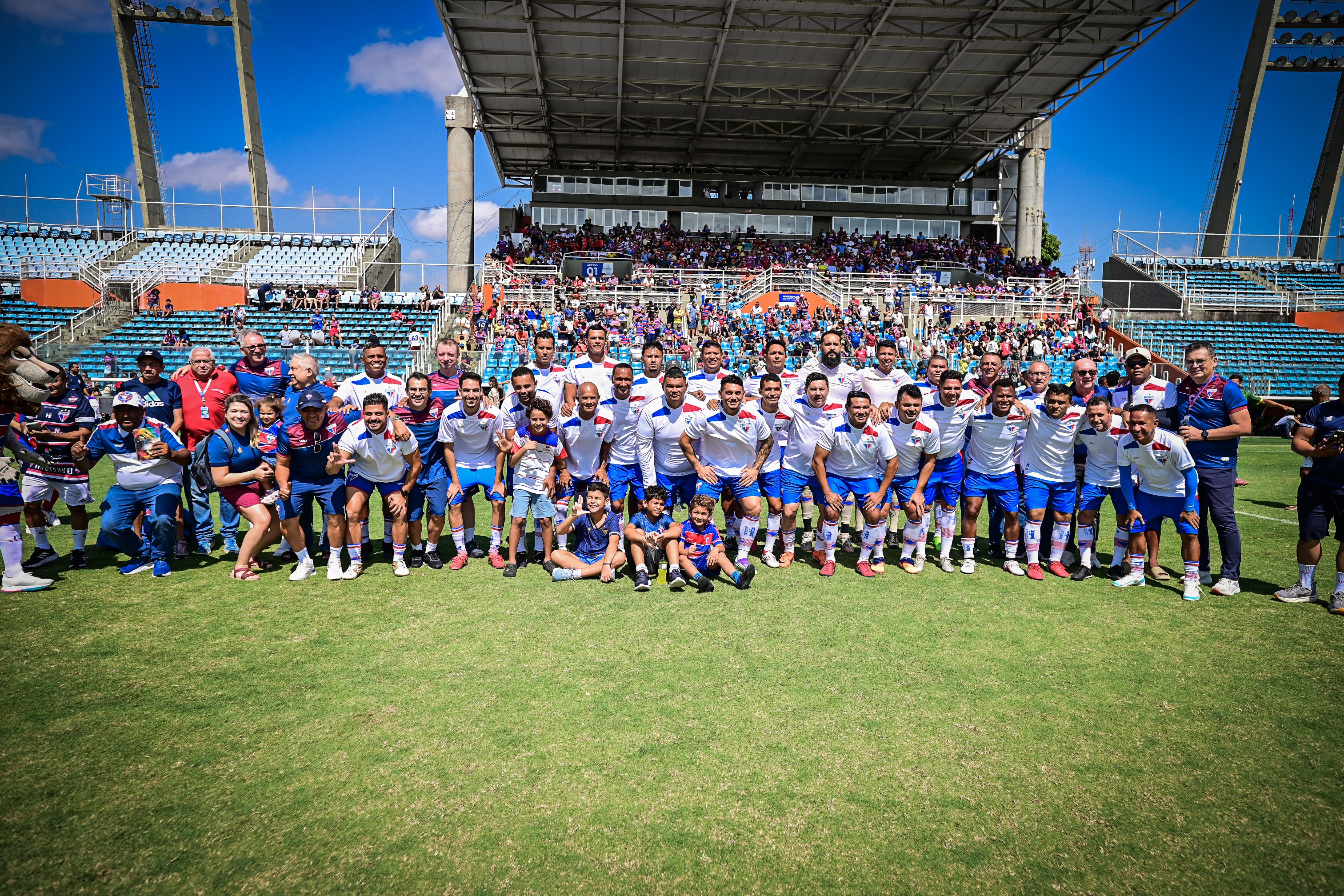 Jogadores do Fortaleza e Seleção Cearense Master na partida beneficente no Estádio Presidente Vargas
