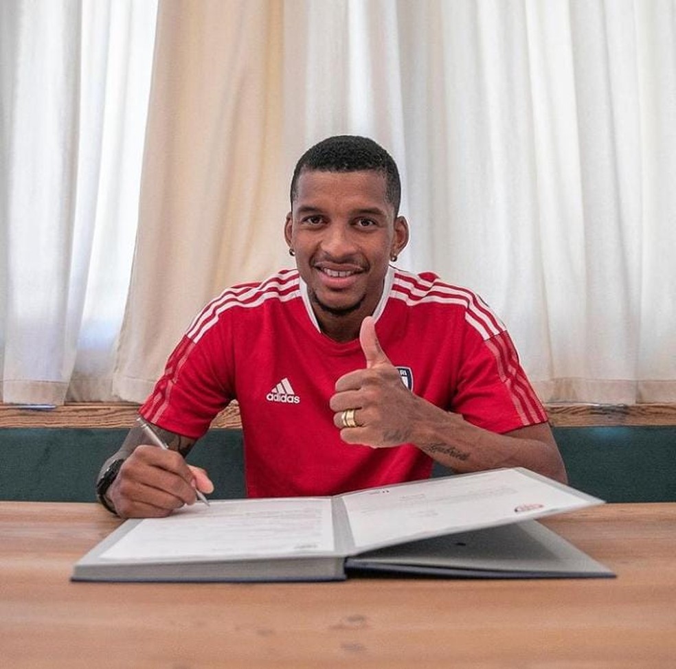 Dalbert assina contrato com a Cagliari — Foto: Divulgação/Cagliari