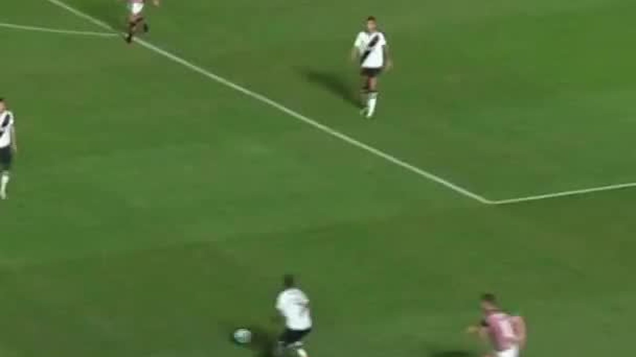 Estrella faz o gol da virada do Vasco e se emociona muito na comemoração