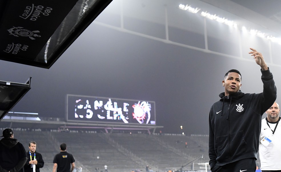 Wesley, atacante do Corinthians, antes do jogo contra o Grêmio — Foto: Marcos Ribolli