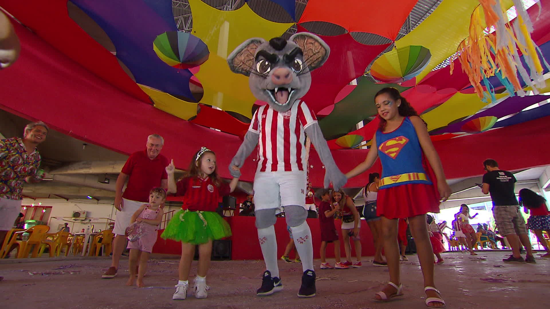 Timbu Invocado comanda carnaval de bloco tradicional do Náutico: 