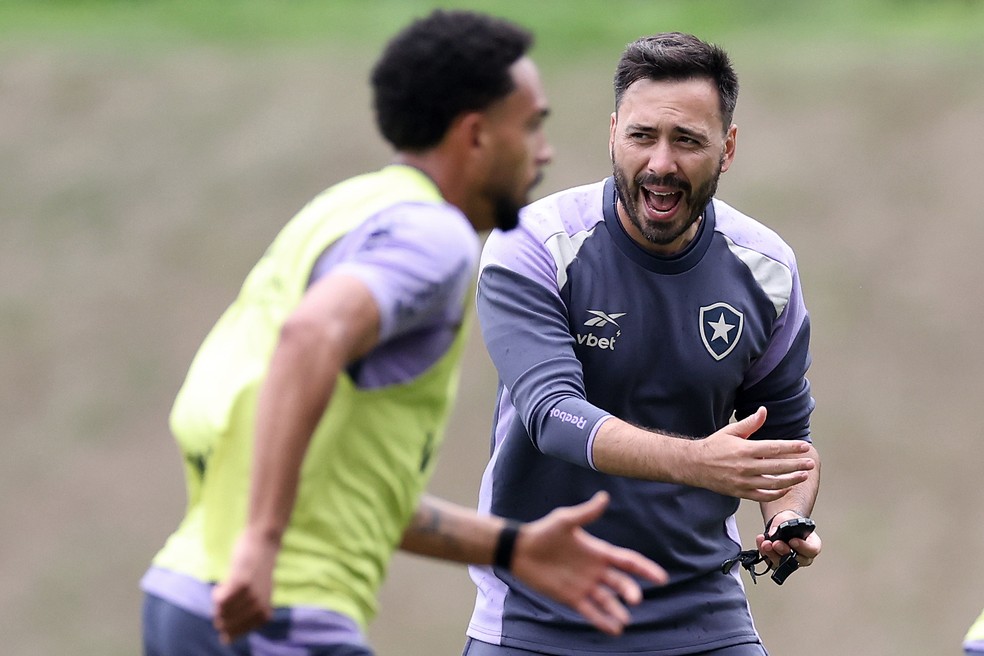 Vitinho e Davide em treino do Botafogo