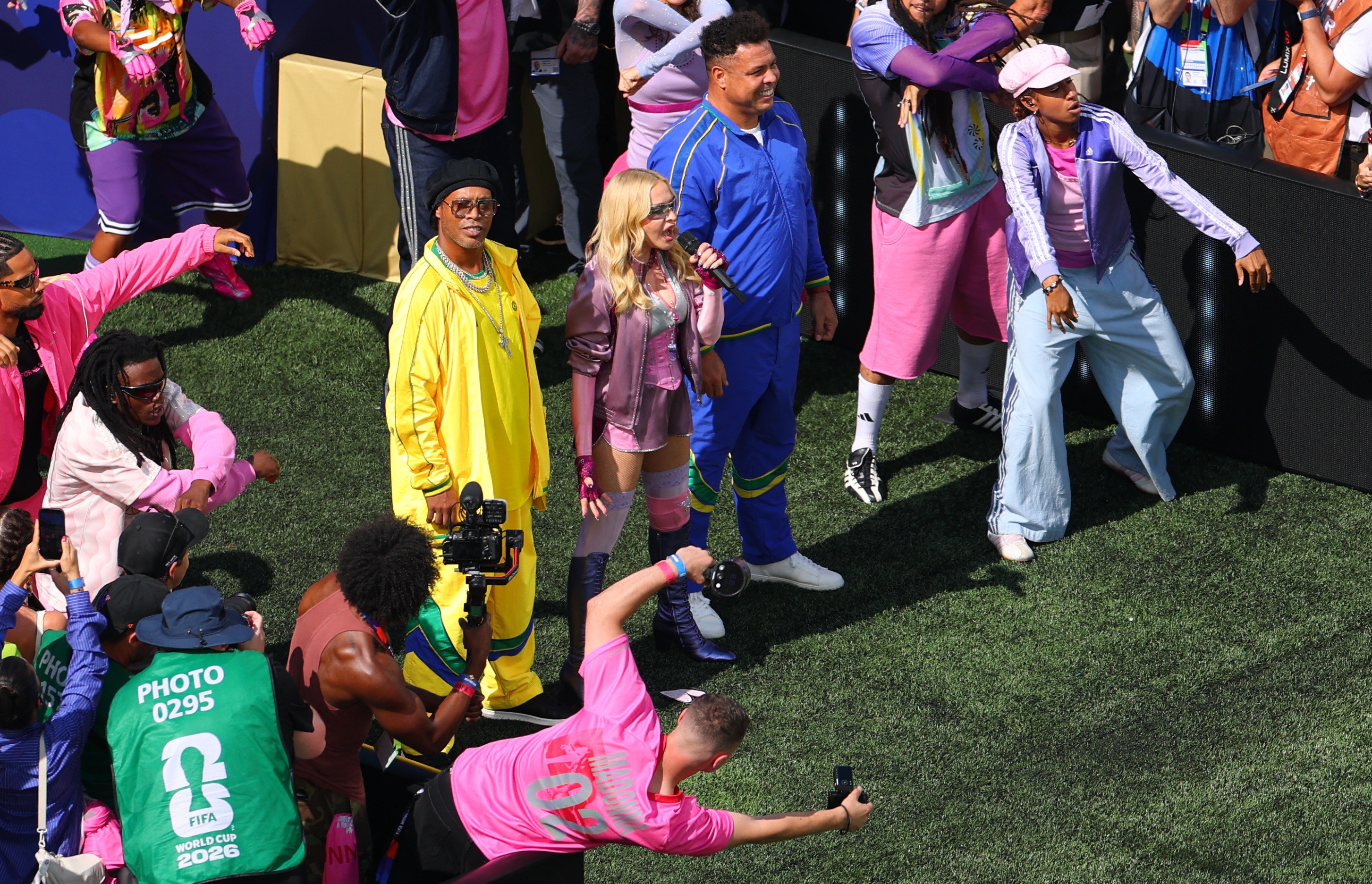 Show do intervalo inédito reúne Ronaldos, Madonna, Bieber e Shakira; veja reações