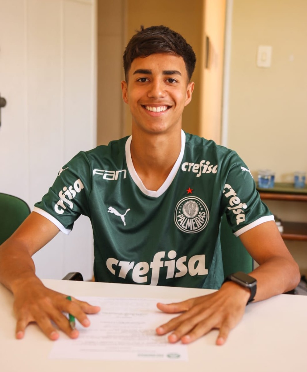 Vitor Reis assinou primeiro contrato profissional com o Palmeiras — Foto: Arquivo pessoal