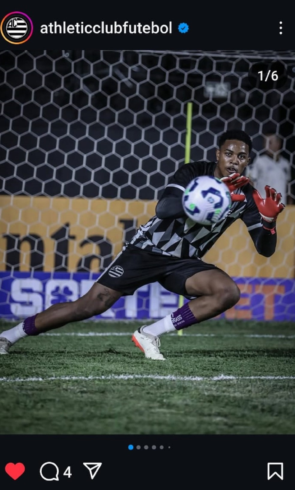 Publicação com foto do goleiro foi excluída pelo clube para preservar o jogador  — Foto: Reprodução/Instagram