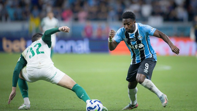 Amuzu fez o primeiro gol do Grêmio na vitória por 3 a 2 sobre o Palmeiras