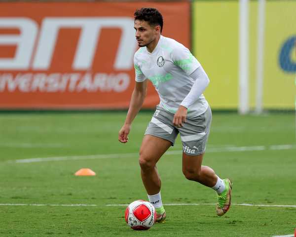 Raphael Veiga retorna aos treinos no Palmeiras após dispensar folga.