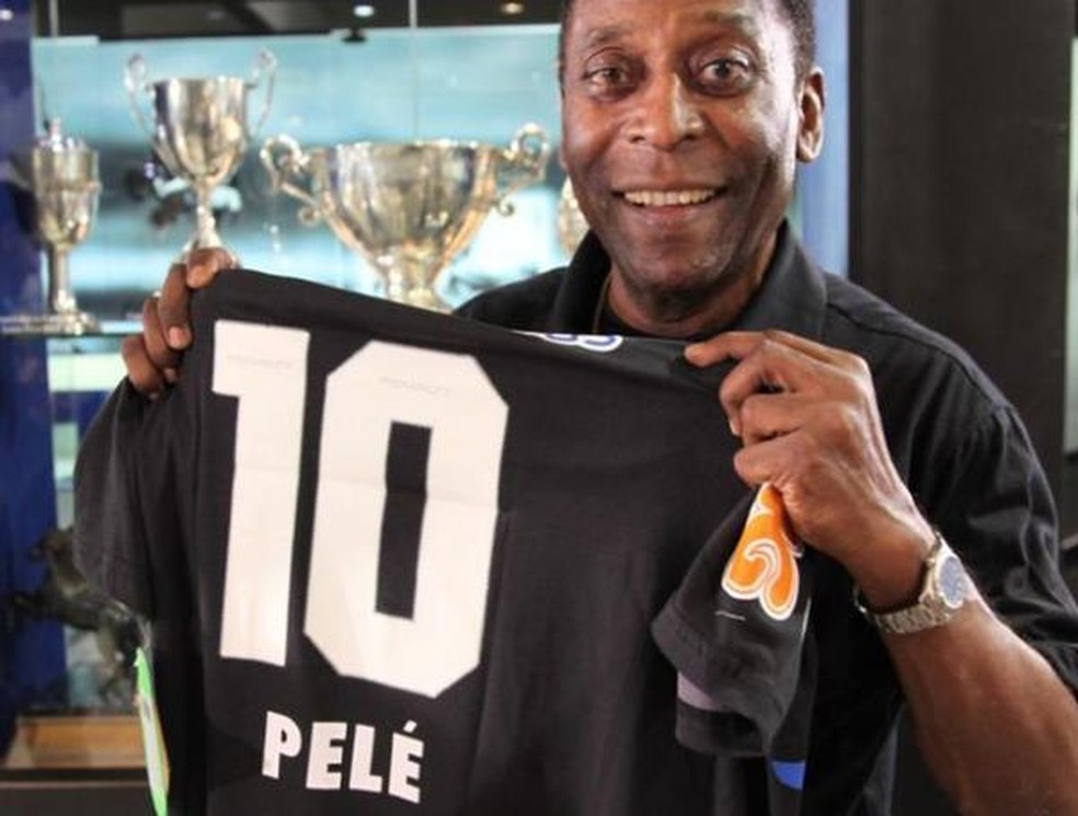 Pelé recebe homenagem dos camisas negras do Vasco — Foto: Reprodução