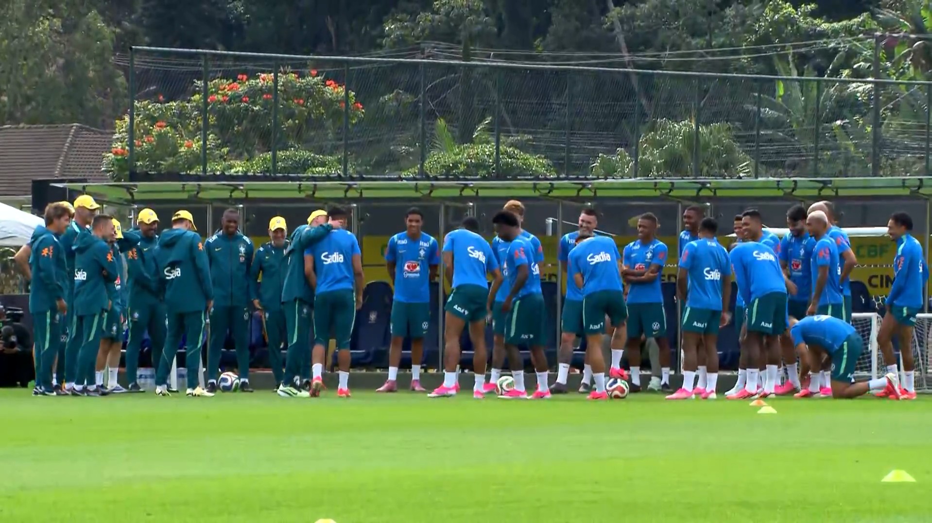 Ancelotti tem papo com Neymar, dá beijo em Casemiro e diverte jogadores em treino da Seleção