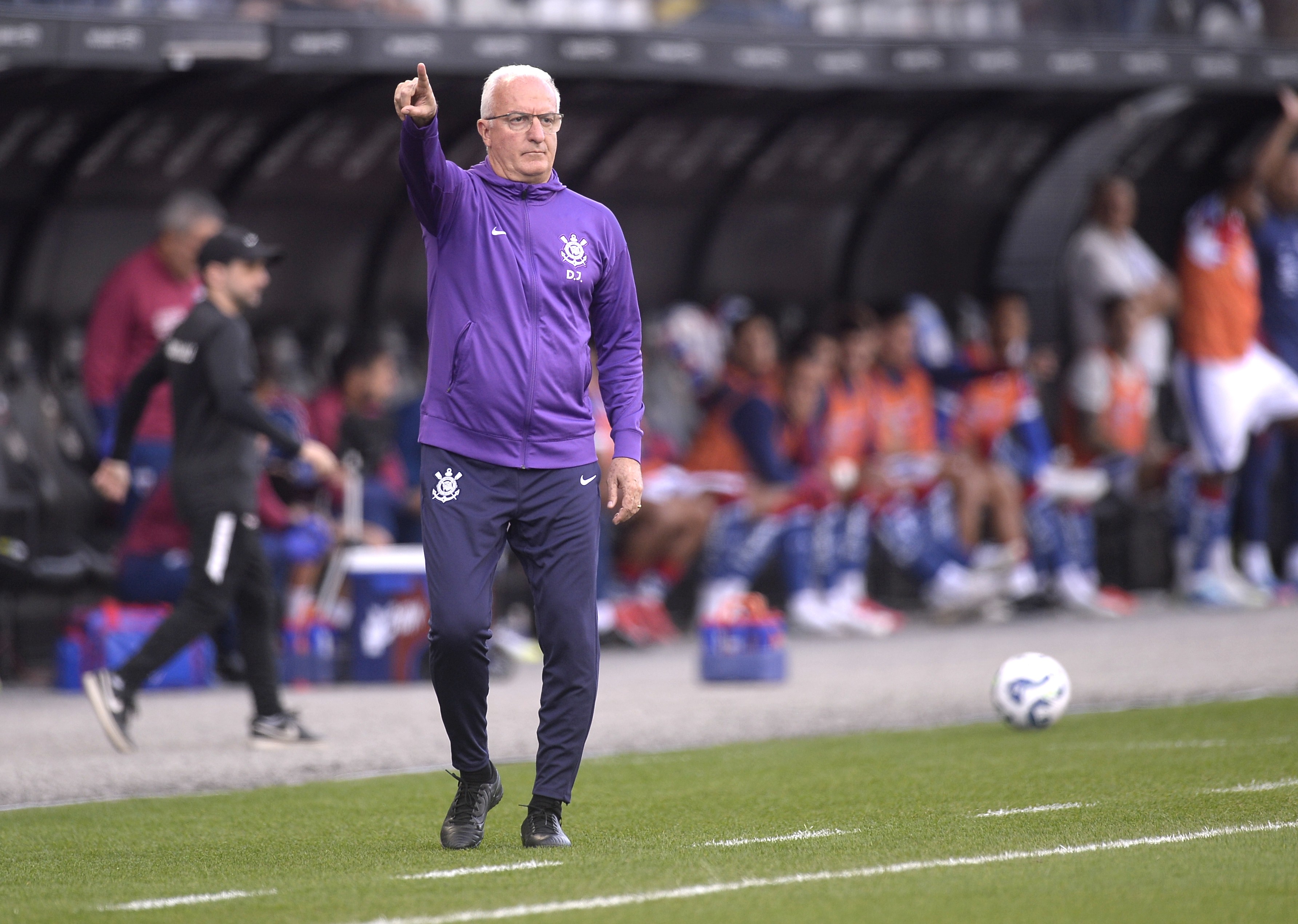 Corinthians enfrenta dificuldades para contratações, Dorival mantém tranquilidade.