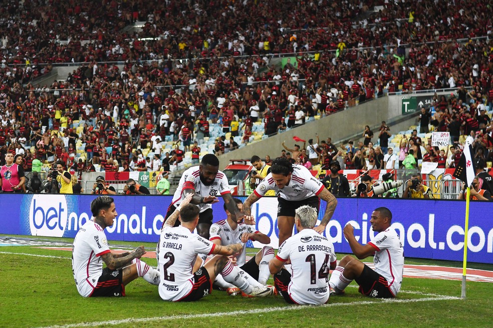 Equipe do Flamengo comemorando gol de Arrascaeta em Vasco x Flamengo