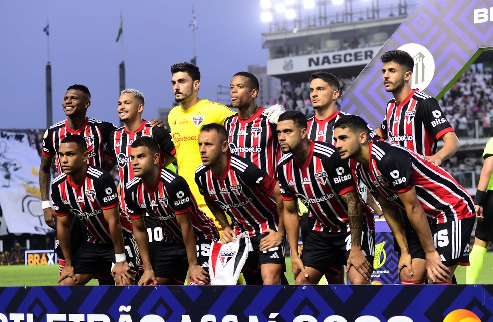 Time do São Paulo antes do clássico contra o Santos — Foto: Marcos Ribolli