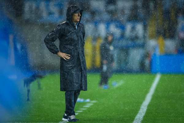 Grêmio enfrenta dificuldades conhecidas e luta para se reerguer no futebol.