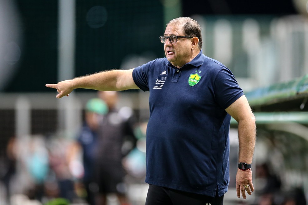 Técnico do Cuiabá, Guto Ferreira durante vitória contra o Athletic-MG — Foto: AssCom Dourado