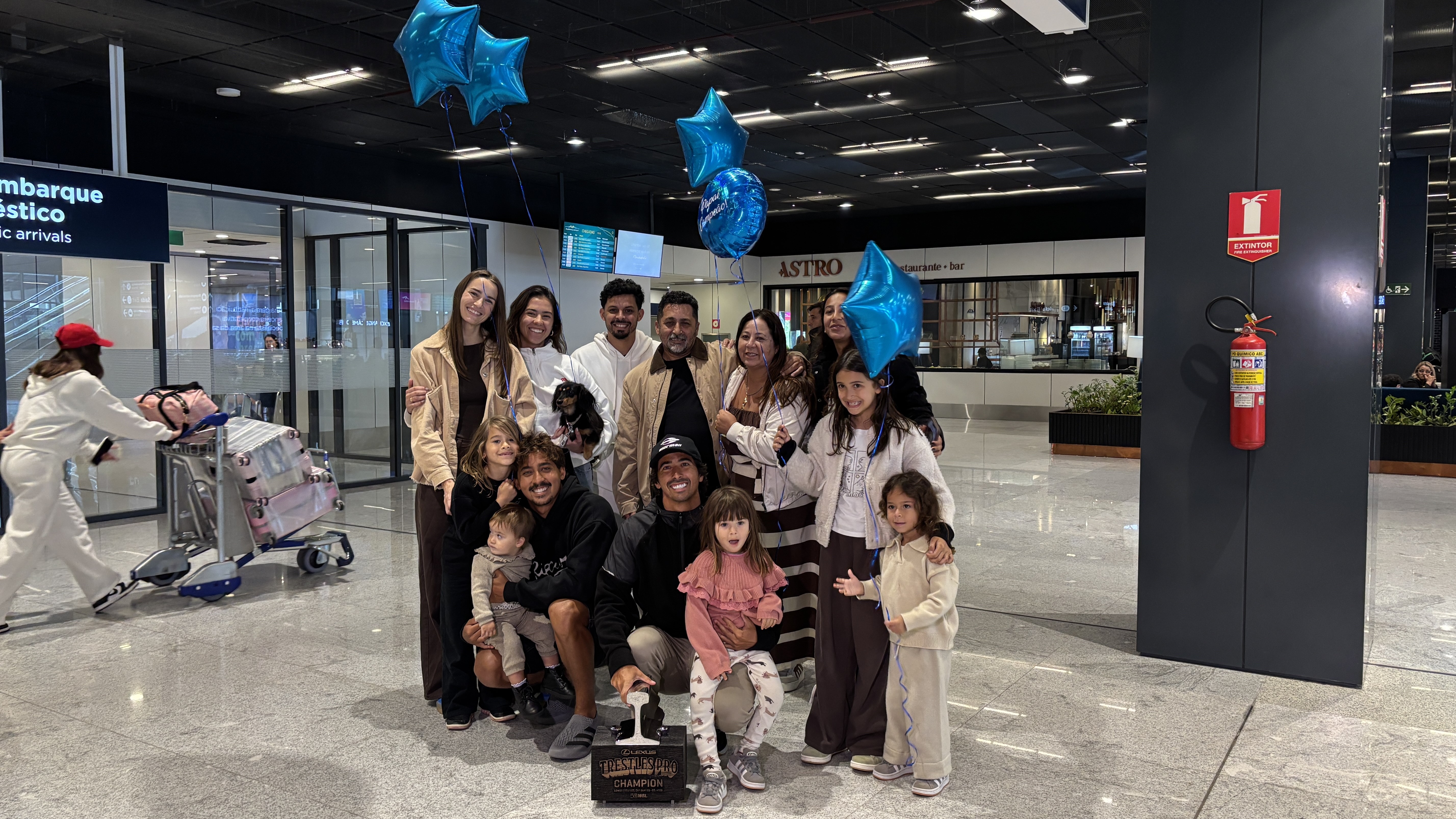 Miguel Pupo é recebido com festa em Florianópolis após vencer etapa da WSL