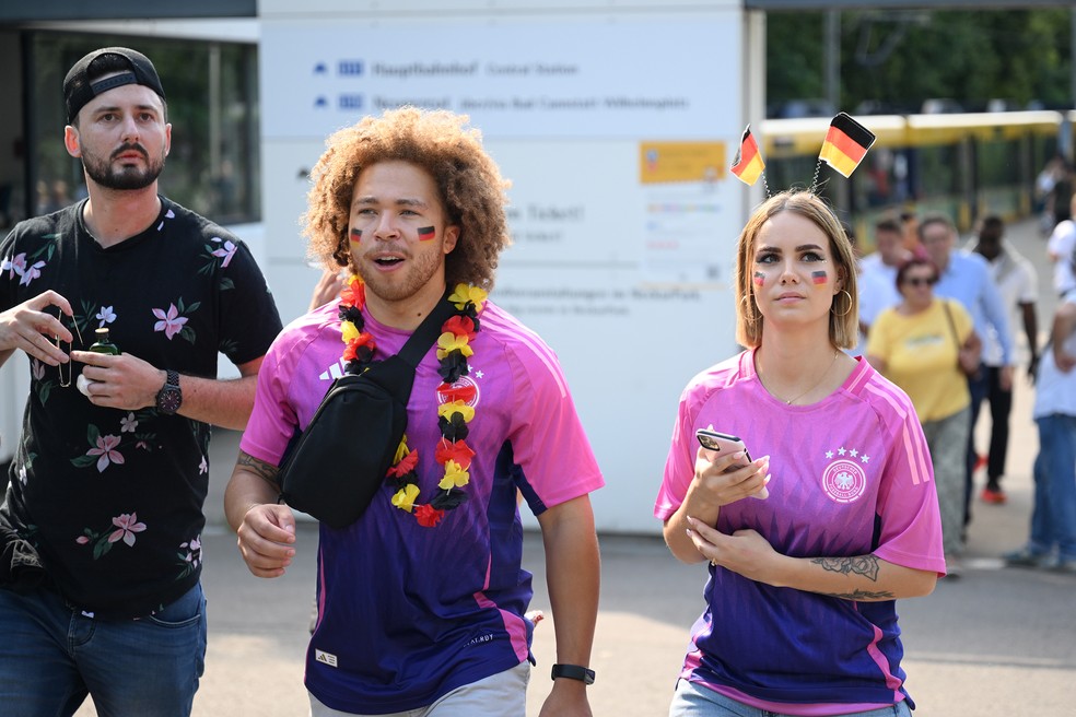 Torcedores da Alemanha com a nova camisa da sele&ccedil;&atilde;o, no jogo contra a Hungria em Stuttgart &mdash; Foto: Getty Images