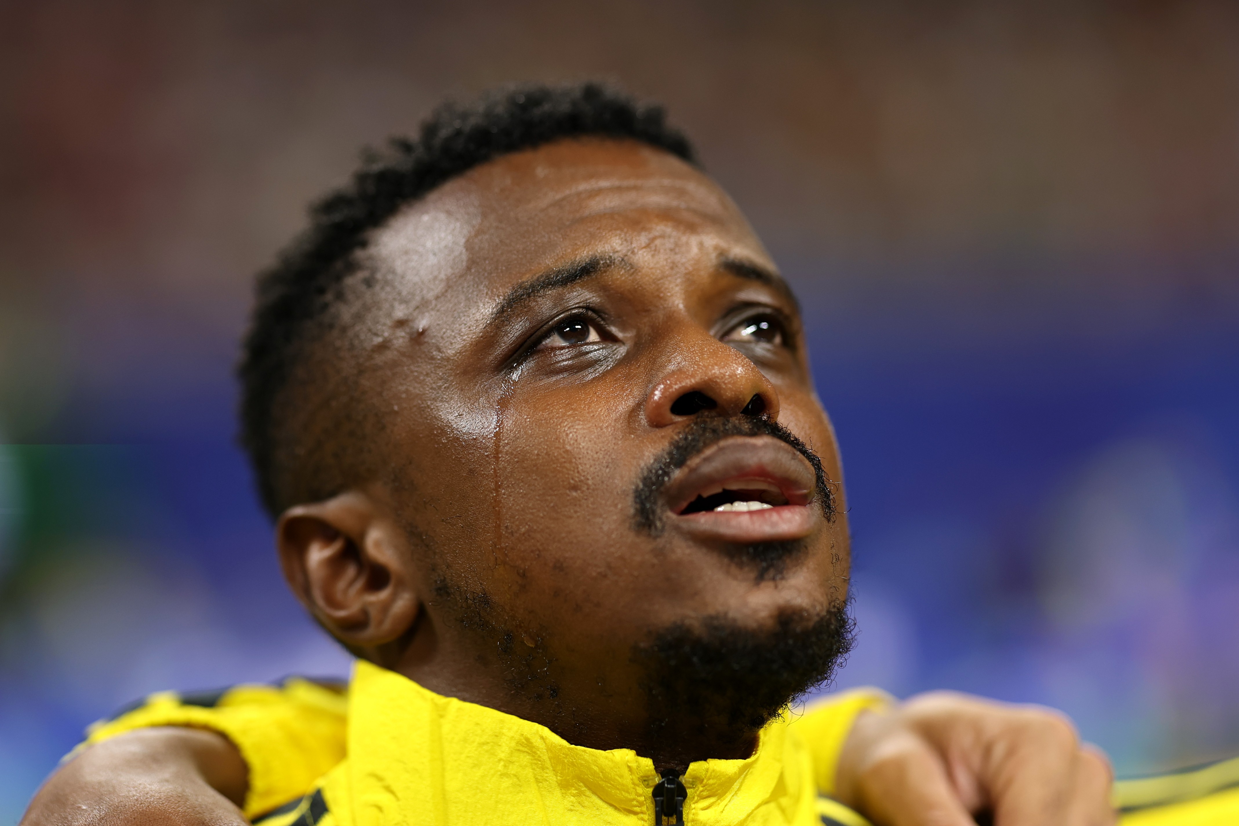 Mokoena chora com hino, salva a África do Sul e refaz caminho do pai, capitão em 2010