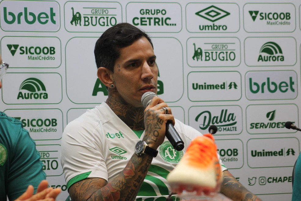 Victor Ramos é apresentado na Chapecoense — Foto: Julliana Paulino/ACF