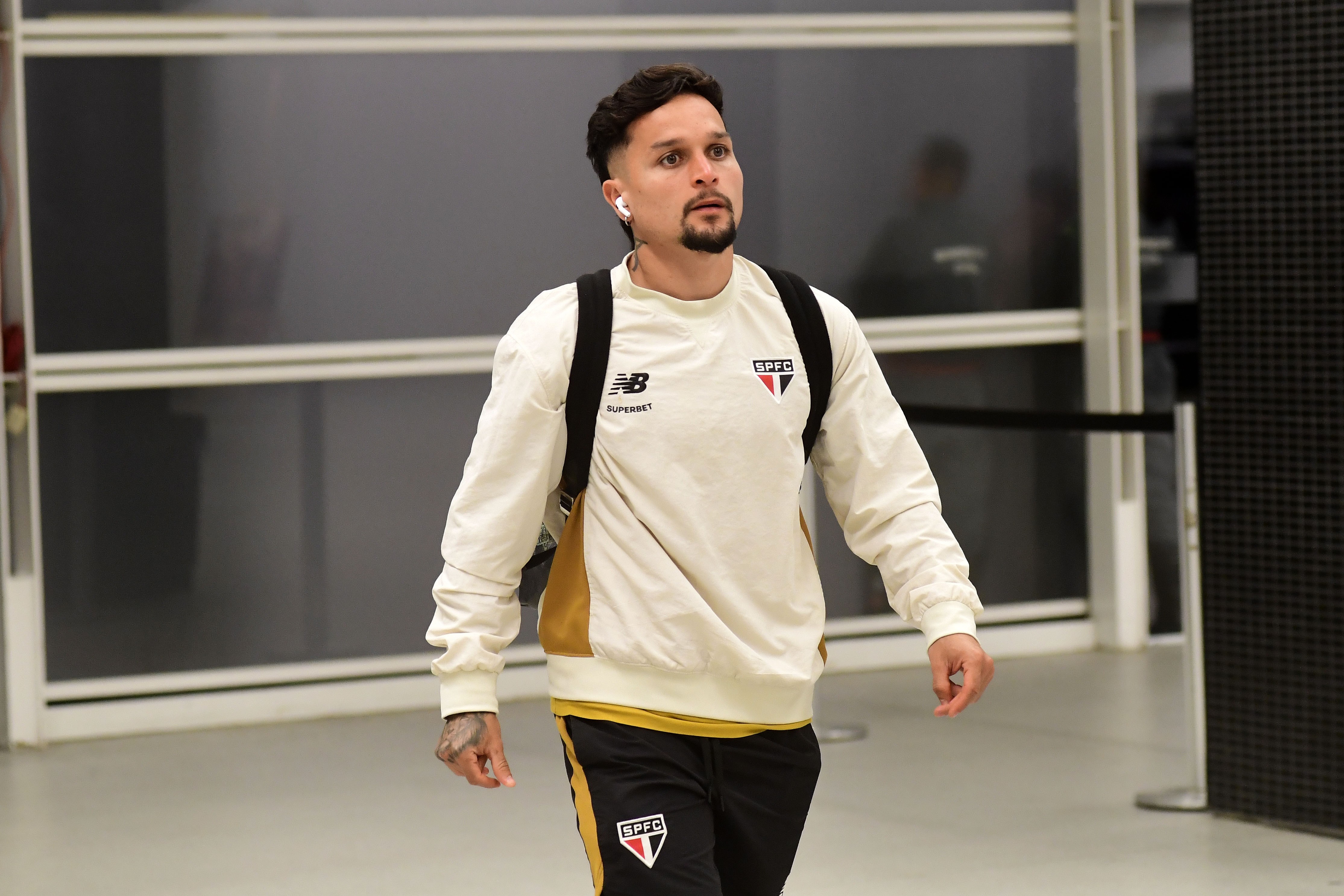 Solução para o ataque, problema para a defesa: São Paulo aproveita Artur, mas sofre sem Ferraresi