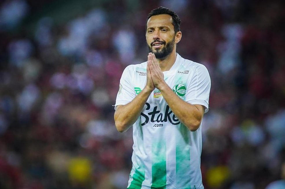 Nenê junta as mãos em reclamação à expulsão em jogo do Juventude. 