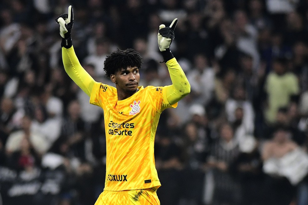 Hugo Souza, do Corinthians, contra o Bragantino — Foto: Marcos Ribolli