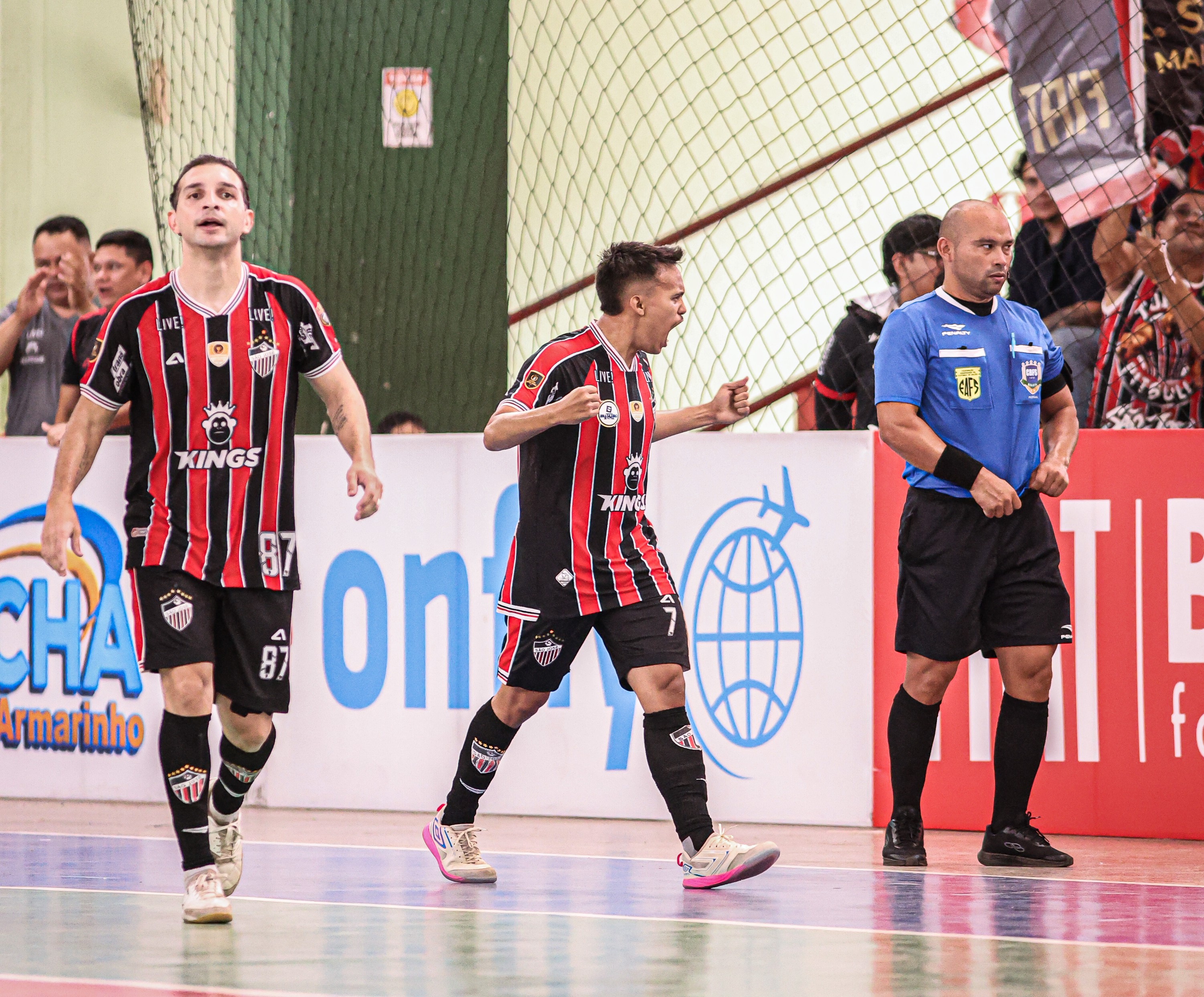Jogadores do São José comemorando a vitória
