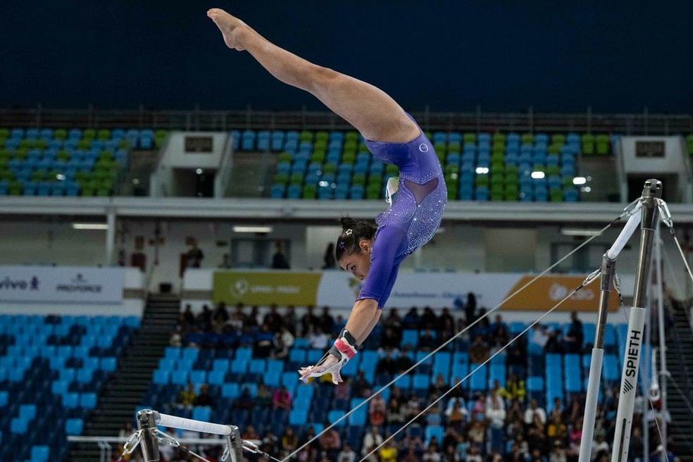 Sophia Weisberg nas barras paralelas - Thais Fidelis bronze